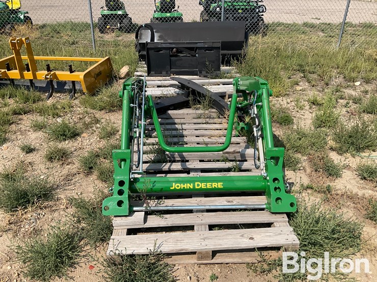 2020-john-deere-220r-image-2