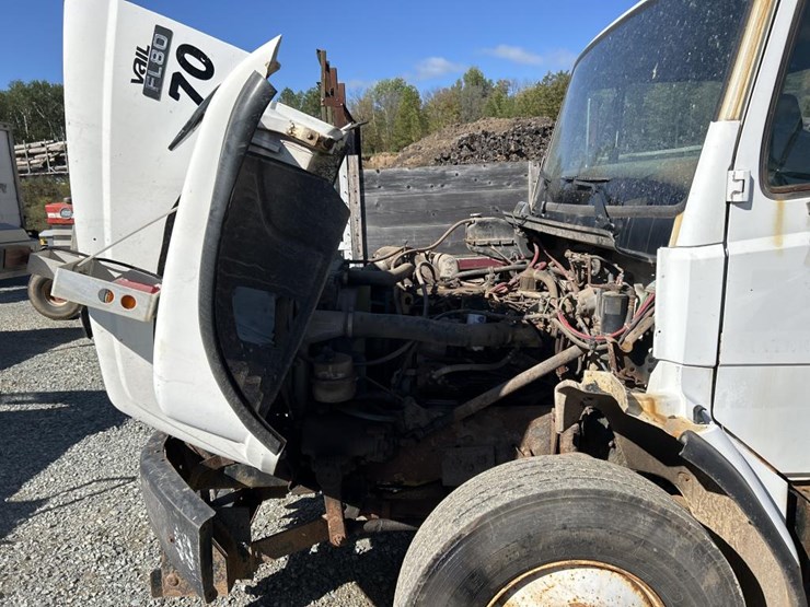 2004-freightliner-fl80-image-43