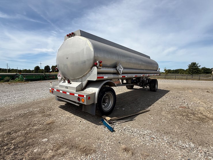 #9657-•-1996-weld-it-s/a-5400gal-fuel-trailer-1w9t23269tl010011-inv#:-9657-image-3