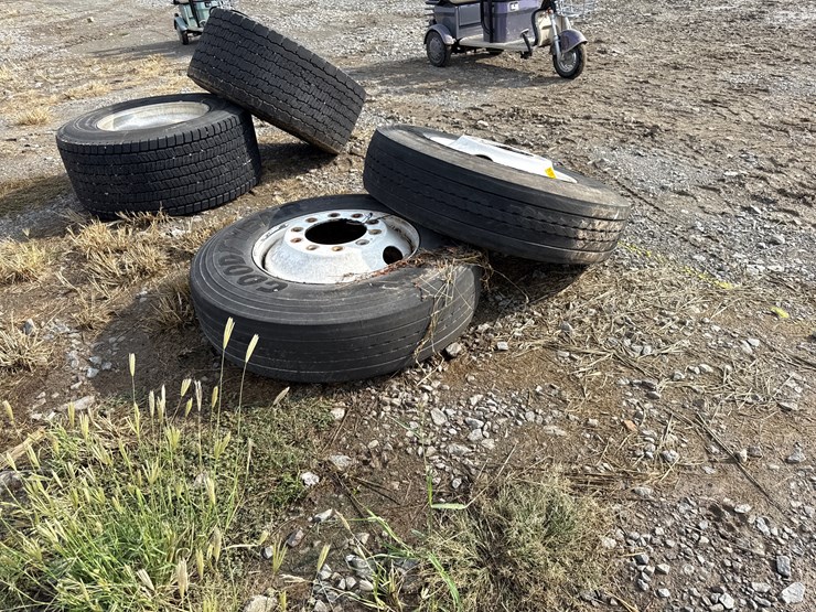 #5268-•-lot-of-(2)-11r22.5-tires-w/-10-hole-rims-image-3