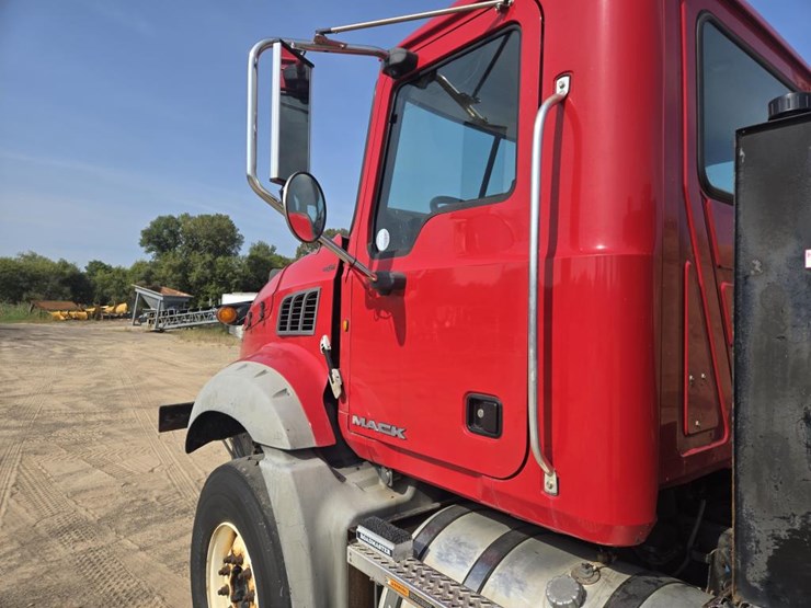 #1244-•-mack-gu813-day-cab-truck-tractor-image-9