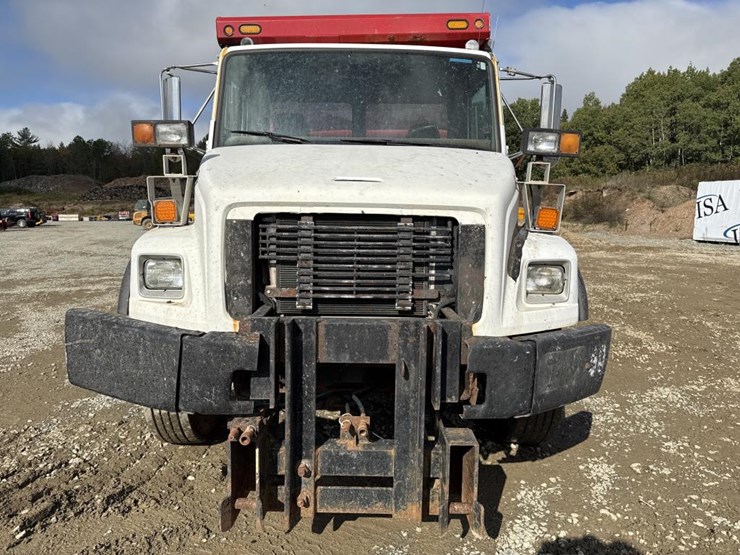 2004-freightliner-fl80-image-8