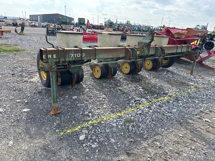 john-deere-7100-image-2