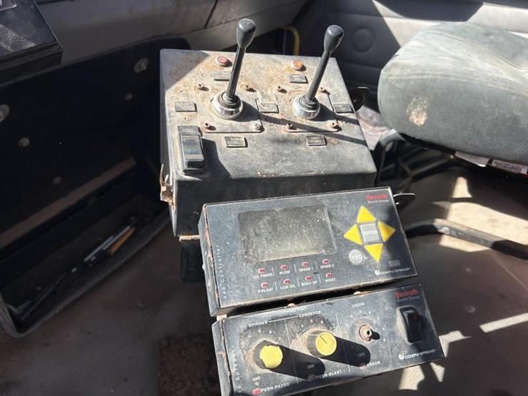 2004-freightliner-fl80-image-63