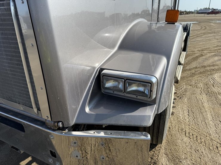 2013-kenworth-t800-image-28