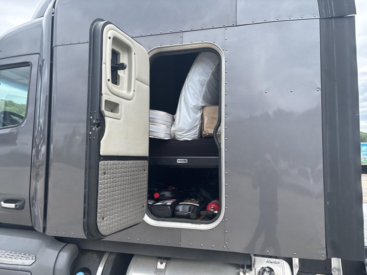 2017-peterbilt-579-image-14