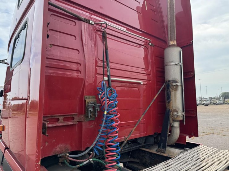 #1097-•-2006-volvo-ve-d12-sleeper-semi-tractor-image-19