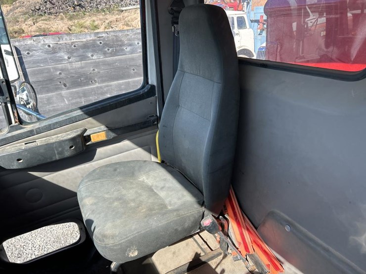 2004-freightliner-fl80-image-64