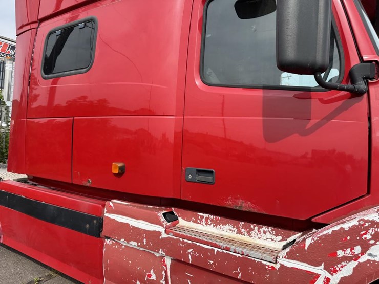 #1097-•-2006-volvo-ve-d12-sleeper-semi-tractor-image-24