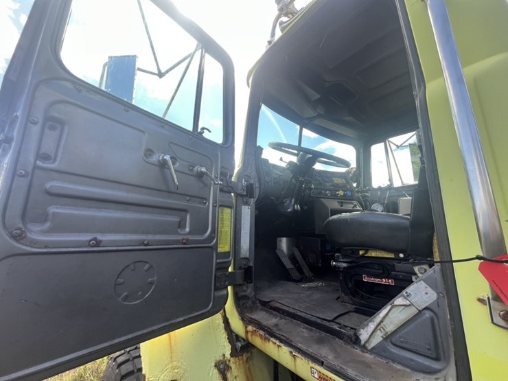 #1555-•-1992-mack-4x4-flat-bed-truck-image-31