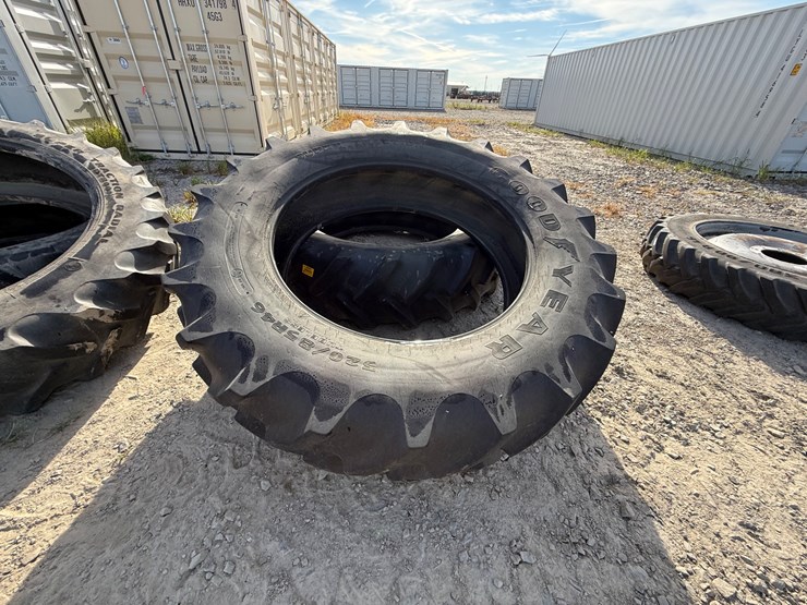 #9665-•-lot-of-(2)-520/85r46-tractor-tires-inv#:-9665-image-10