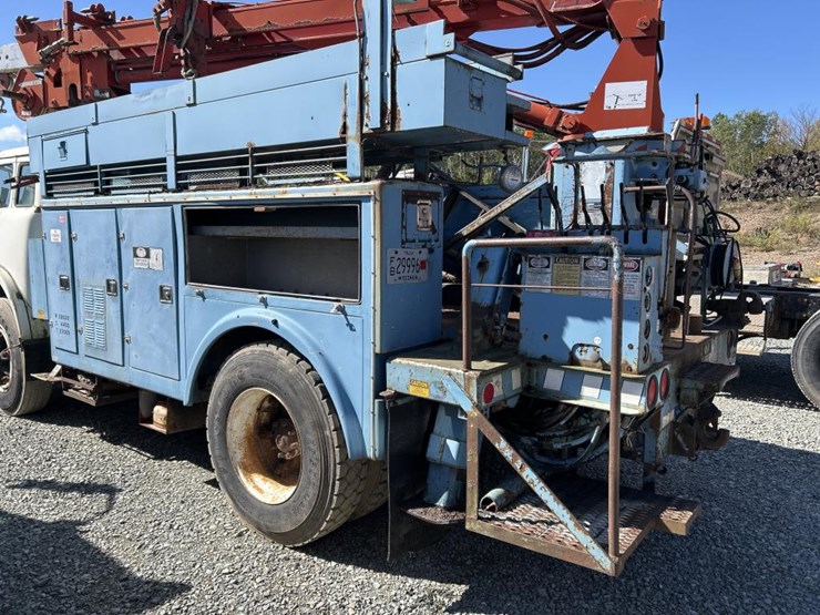 1990-ford-8000-image-13
