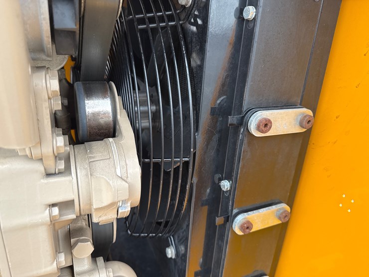 2015-john-deere-4045t-image-12