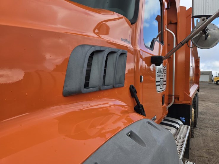 2015-mack-granite-gu813-image-15