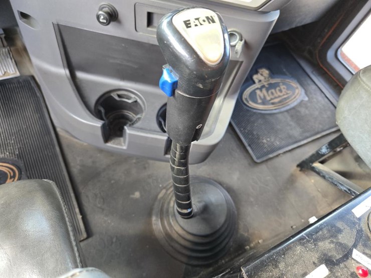 2015-mack-granite-gu813-image-90