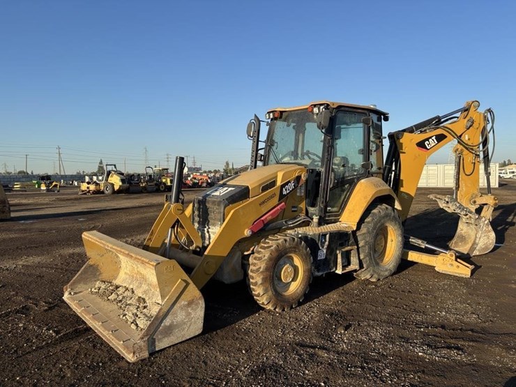 2015-caterpillar-420f2-image-1