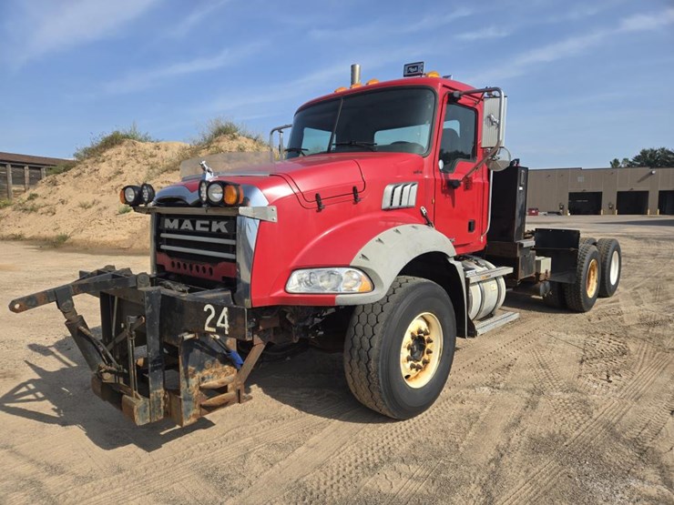 #1244-•-mack-gu813-day-cab-truck-tractor-image-1