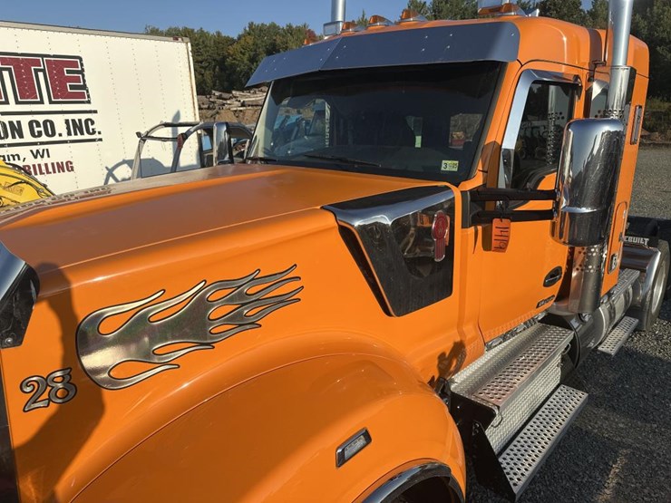 2023-kenworth-w990-image-11