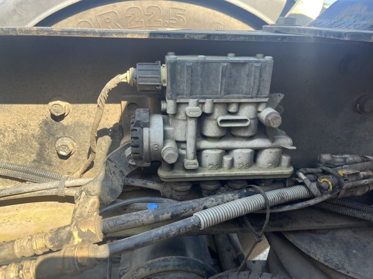 #1247-•-2015-mack-cxu612-day-cab-truck-tractor-image-70