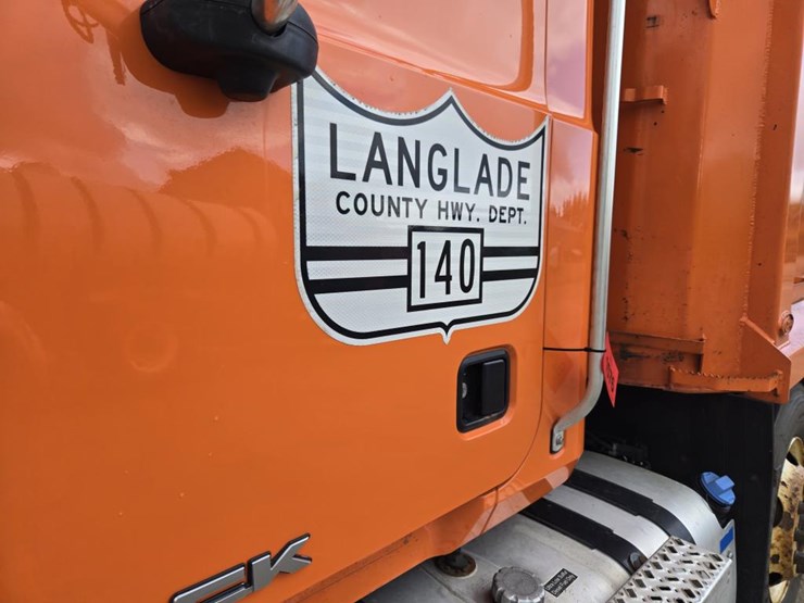 2015-mack-granite-gu813-image-16