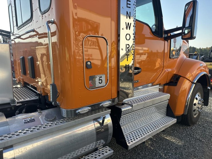 2023-kenworth-w990-image-15