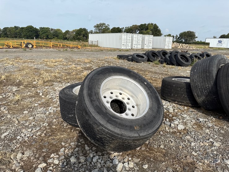 #5272-•-lot-of-(2)-445/50r22.5-tires-w/-rims-image-2