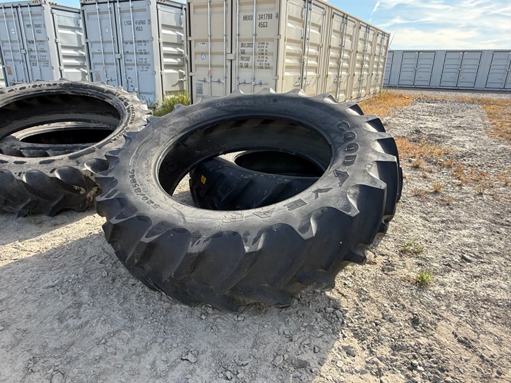 #9665-•-lot-of-(2)-520/85r46-tractor-tires-inv#:-9665-image-1