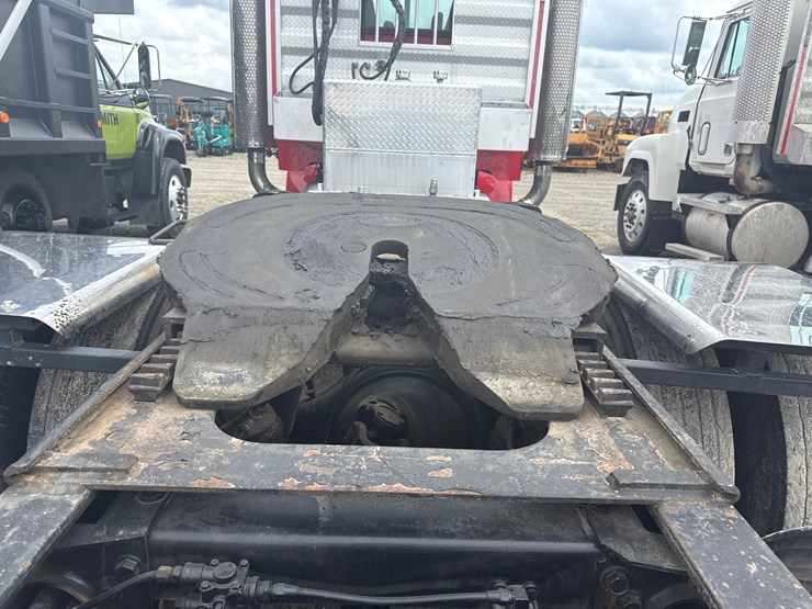 2014-peterbilt-389-image-12