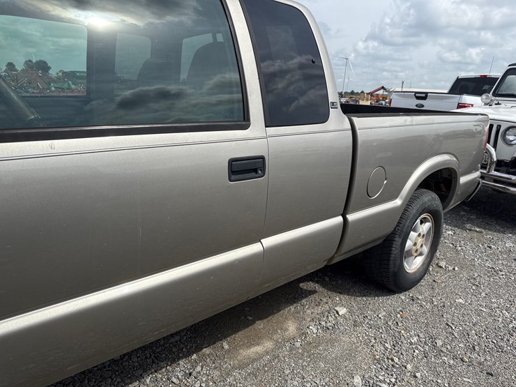 2001-chevrolet-s10-image-23
