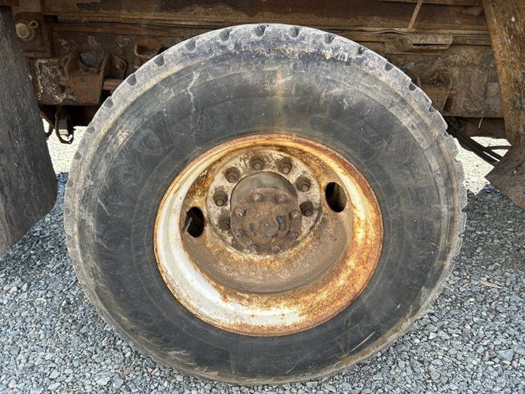 2004-freightliner-fl80-image-78