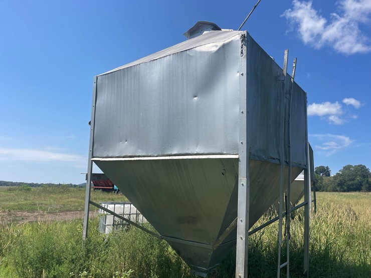#24136-•-**over-head-bulk-feed-bin-image-3