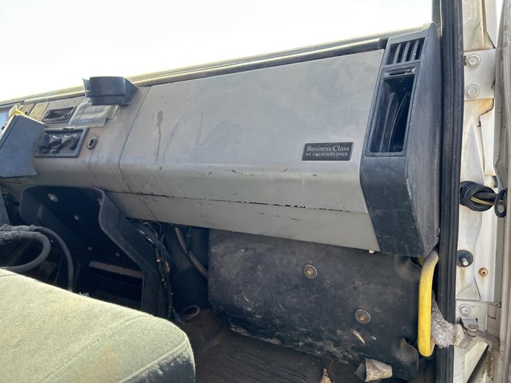 2004-freightliner-fl80-image-59