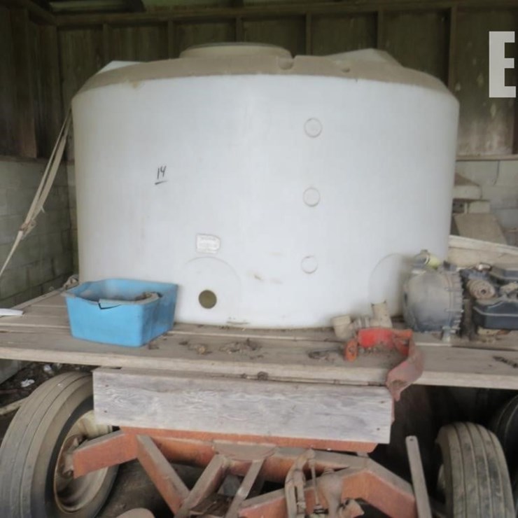1500 GALLON POLY TANK ON RACK AND GEAR