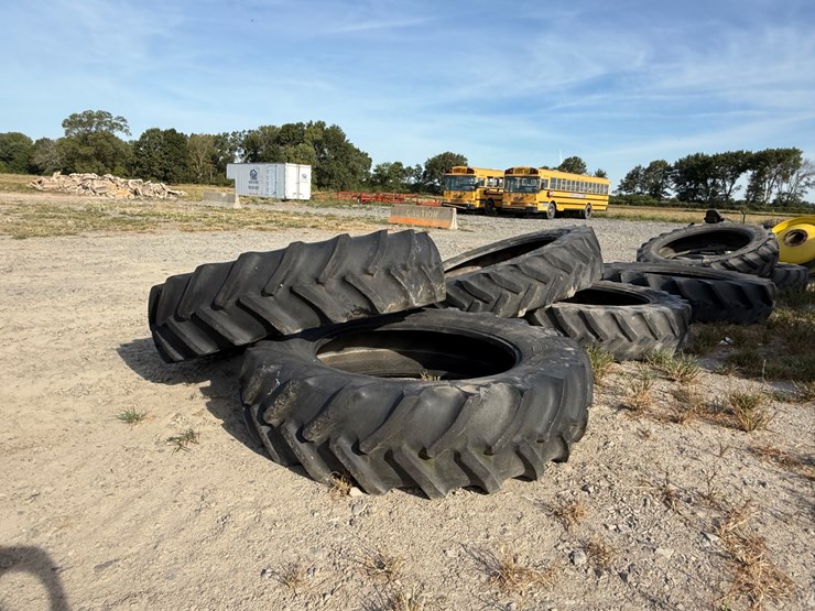 #9665-•-lot-of-(2)-520/85r46-tractor-tires-inv#:-9665-image-3