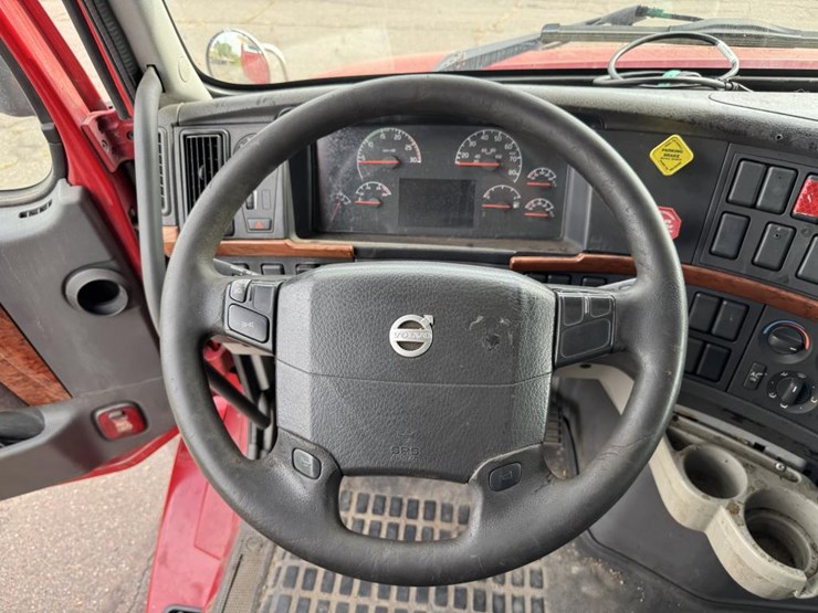 #1097-•-2006-volvo-ve-d12-sleeper-semi-tractor-image-57