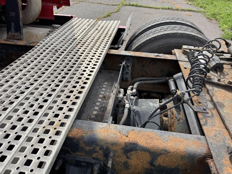 #1097-•-2006-volvo-ve-d12-sleeper-semi-tractor-image-36