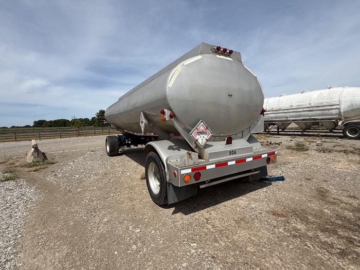 #9657-•-1996-weld-it-s/a-5400gal-fuel-trailer-1w9t23269tl010011-inv#:-9657-image-5