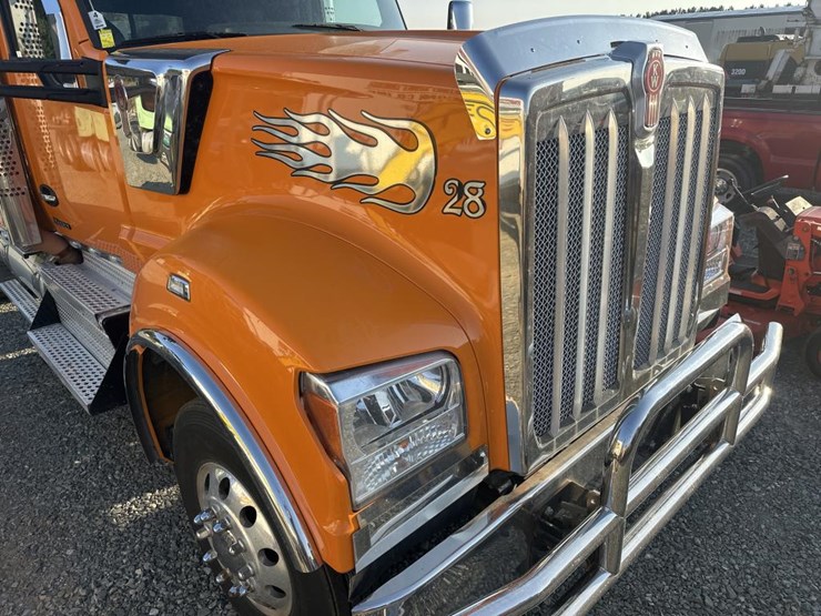 2023-kenworth-w990-image-10