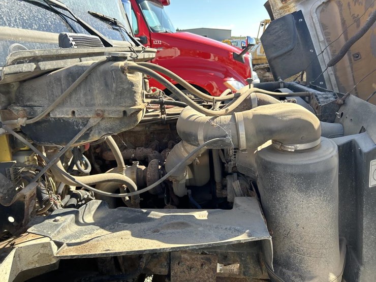 2004-freightliner-fl80-image-51