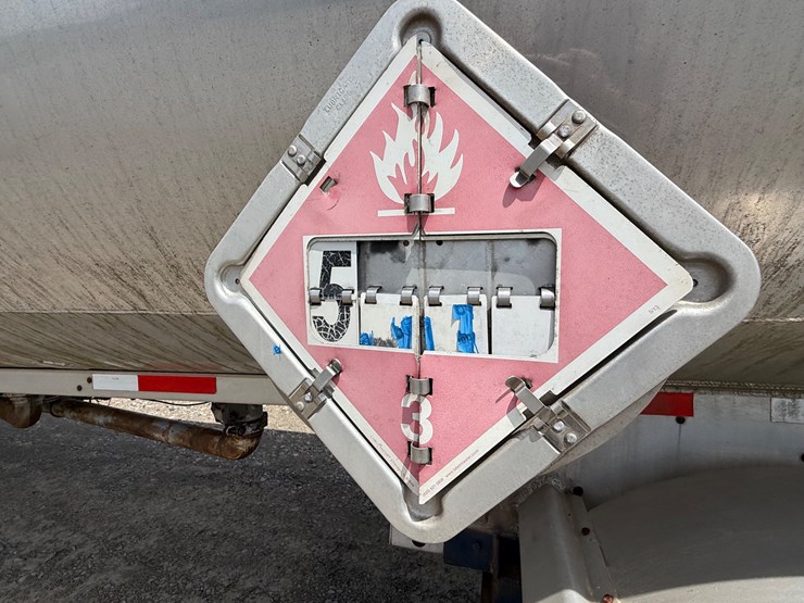 #9657-•-1996-weld-it-s/a-5400gal-fuel-trailer-1w9t23269tl010011-inv#:-9657-image-11
