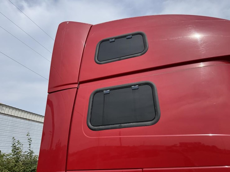 #1097-•-2006-volvo-ve-d12-sleeper-semi-tractor-image-26