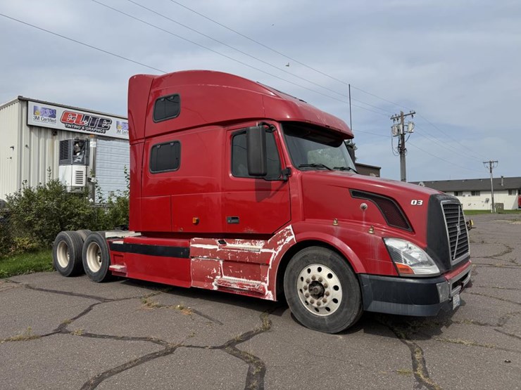#1097-•-2006-volvo-ve-d12-sleeper-semi-tractor-image-7
