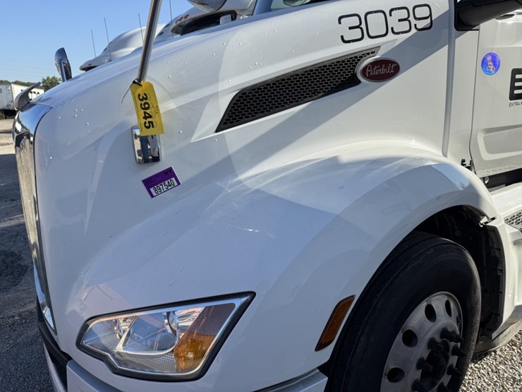 2022-peterbilt-579-image-9