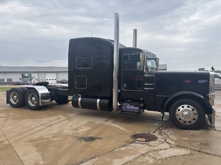 peterbilt-389-image-4