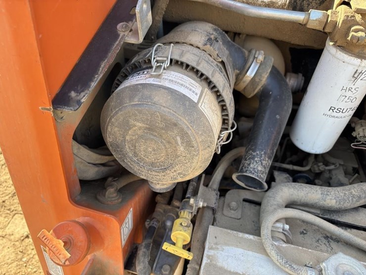 2019-gehl-r105-image-33