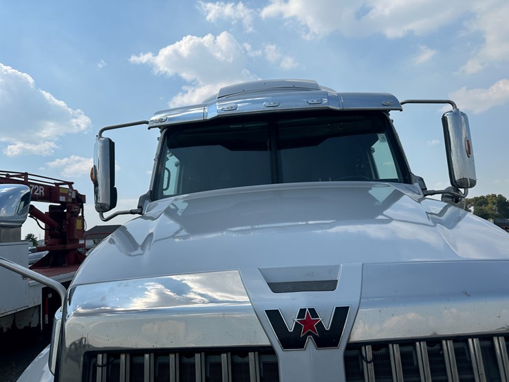 2018-western-star-5700-image-38