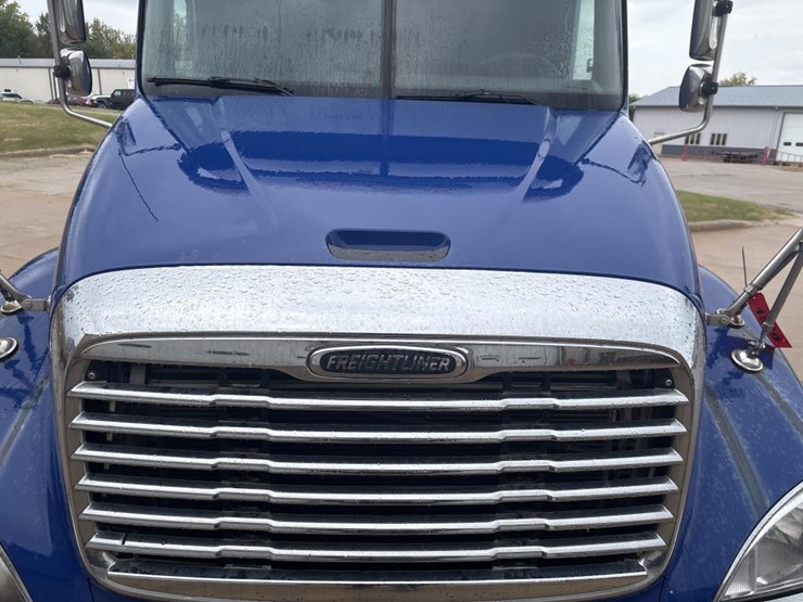 #1319-•-2005-freightliner-columbia-sleeper-cab-truck-tract-image-17