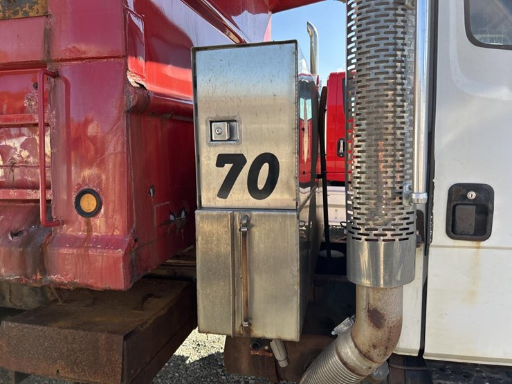 2004-freightliner-fl80-image-17
