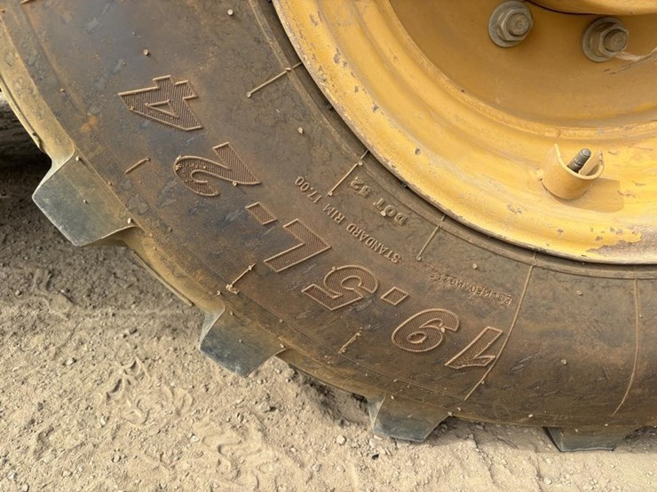 2013-caterpillar-420f-image-32
