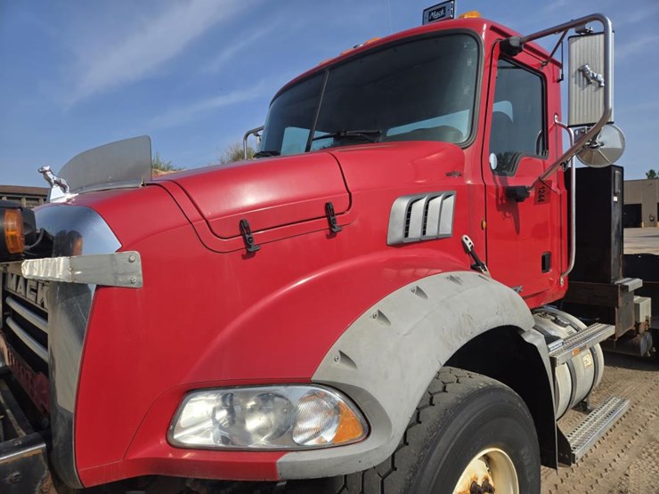 #1244-•-mack-gu813-day-cab-truck-tractor-image-6